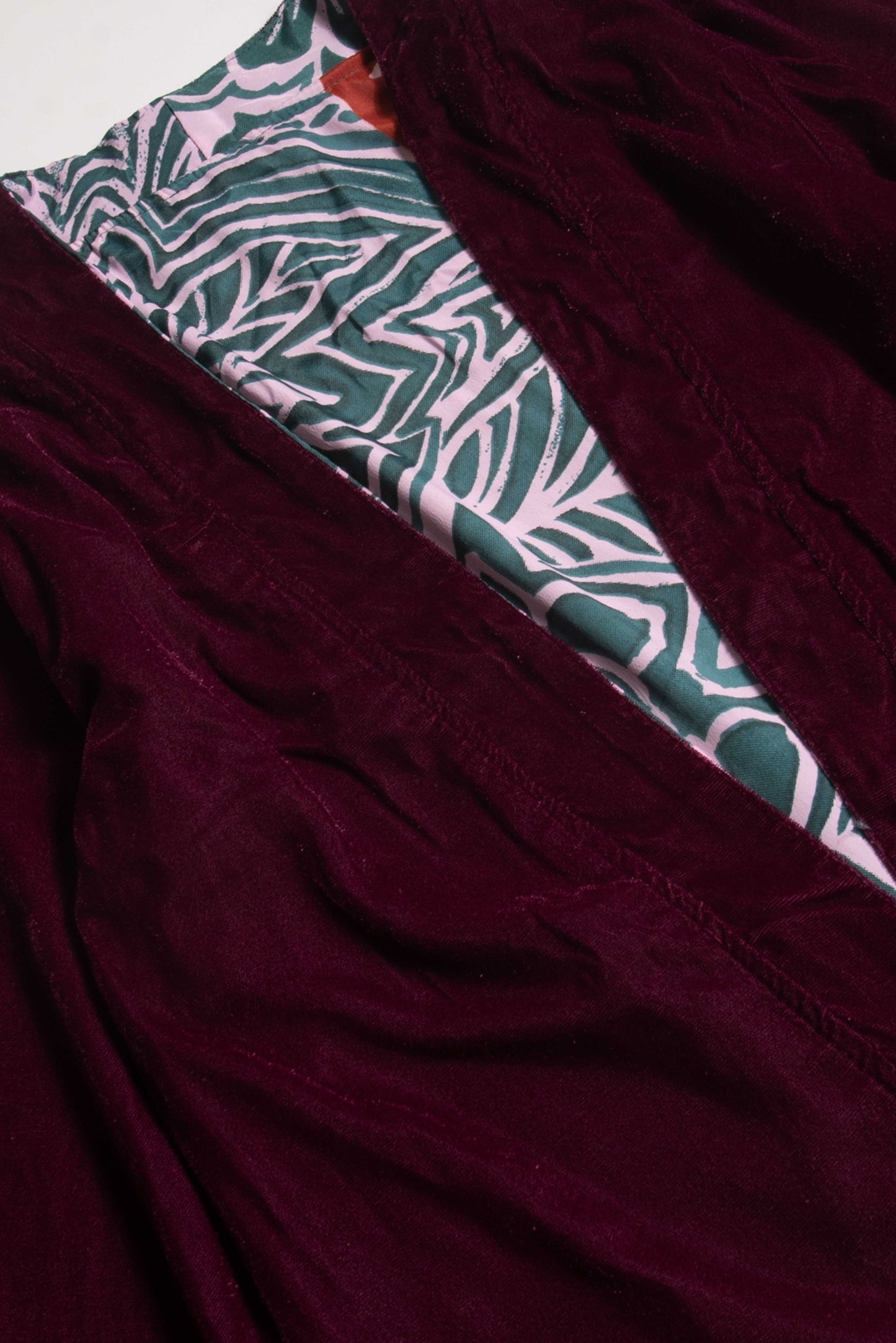 dettaglio tessuto kimono in velluto e seta double face prugna
