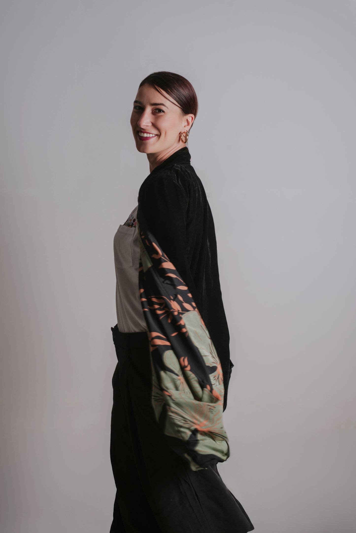 kimono in velluto e seta double face nero indossato