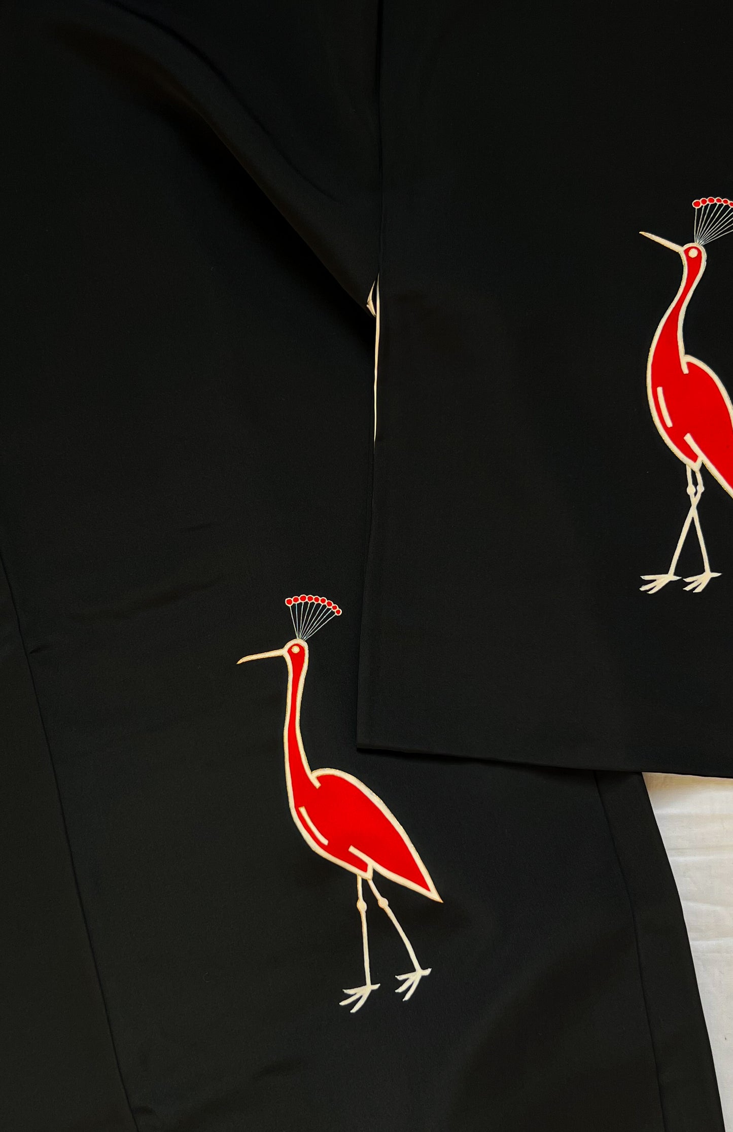 dettaglio tessutohaori vintage giapponese in seta nero con uccelli rossi.