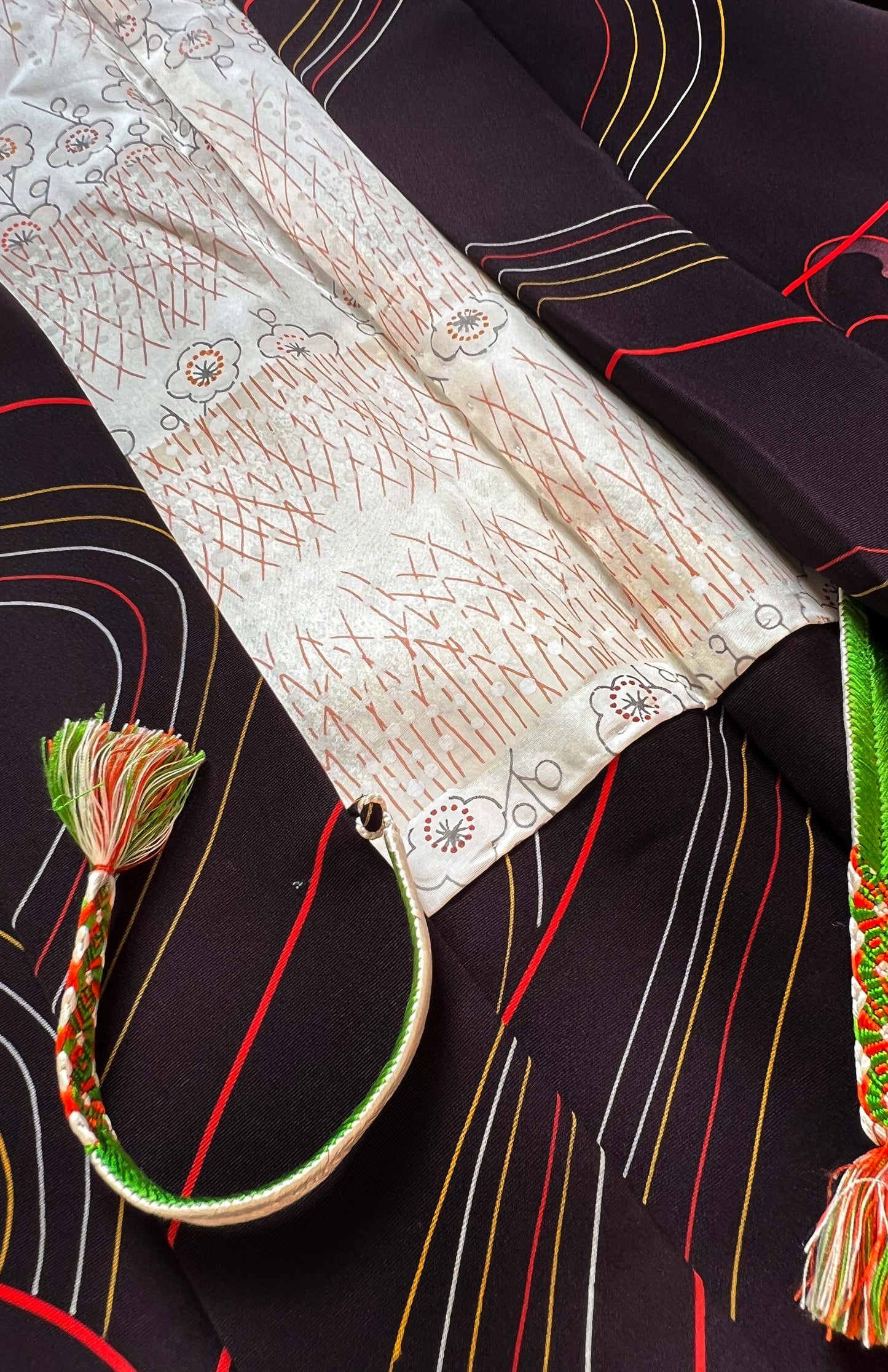 dettaglio tessuto haori vintage giapponese nero con linee rosse