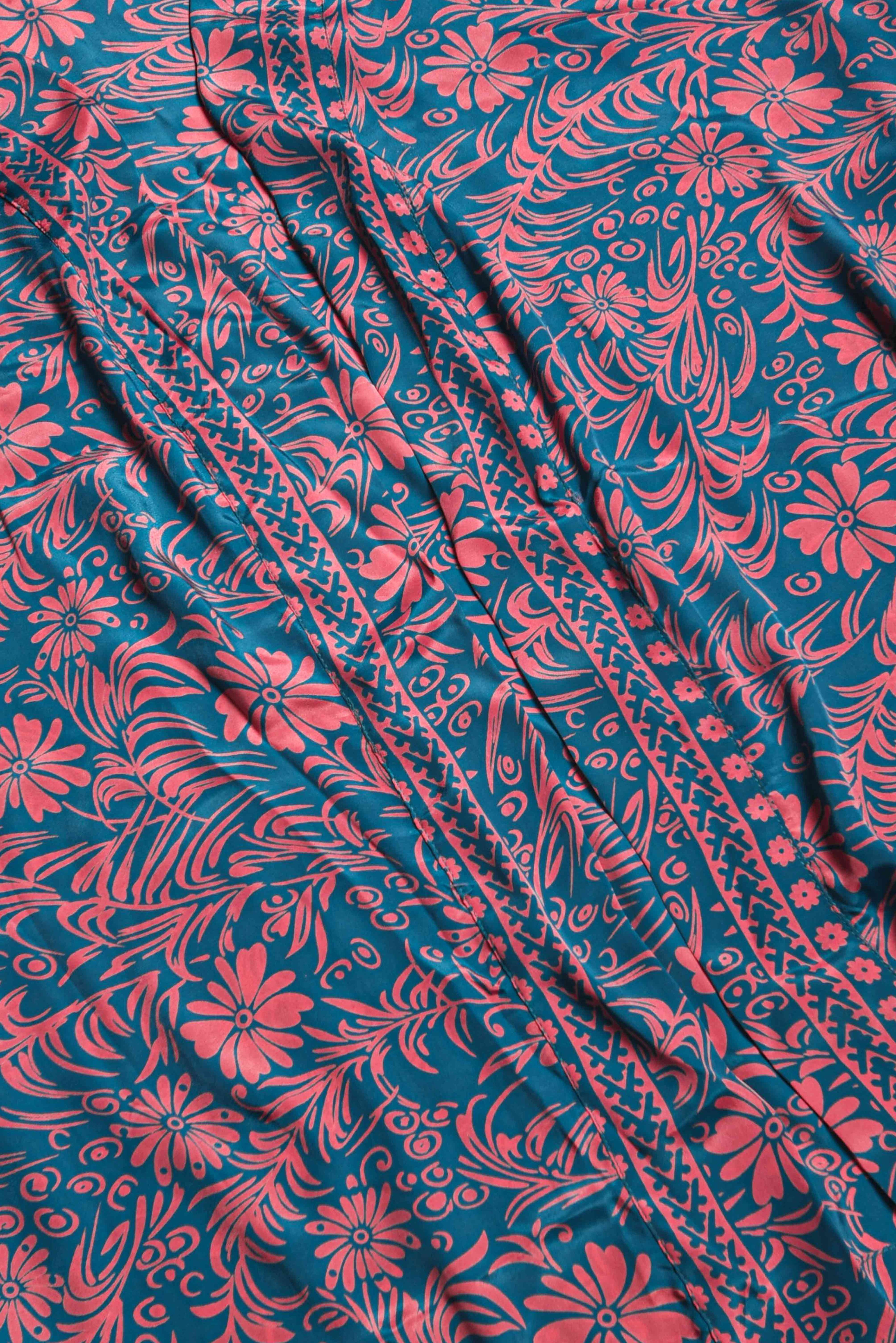 Dettaglio tessuto del kimono iko a fiorellini rosa e ottanio