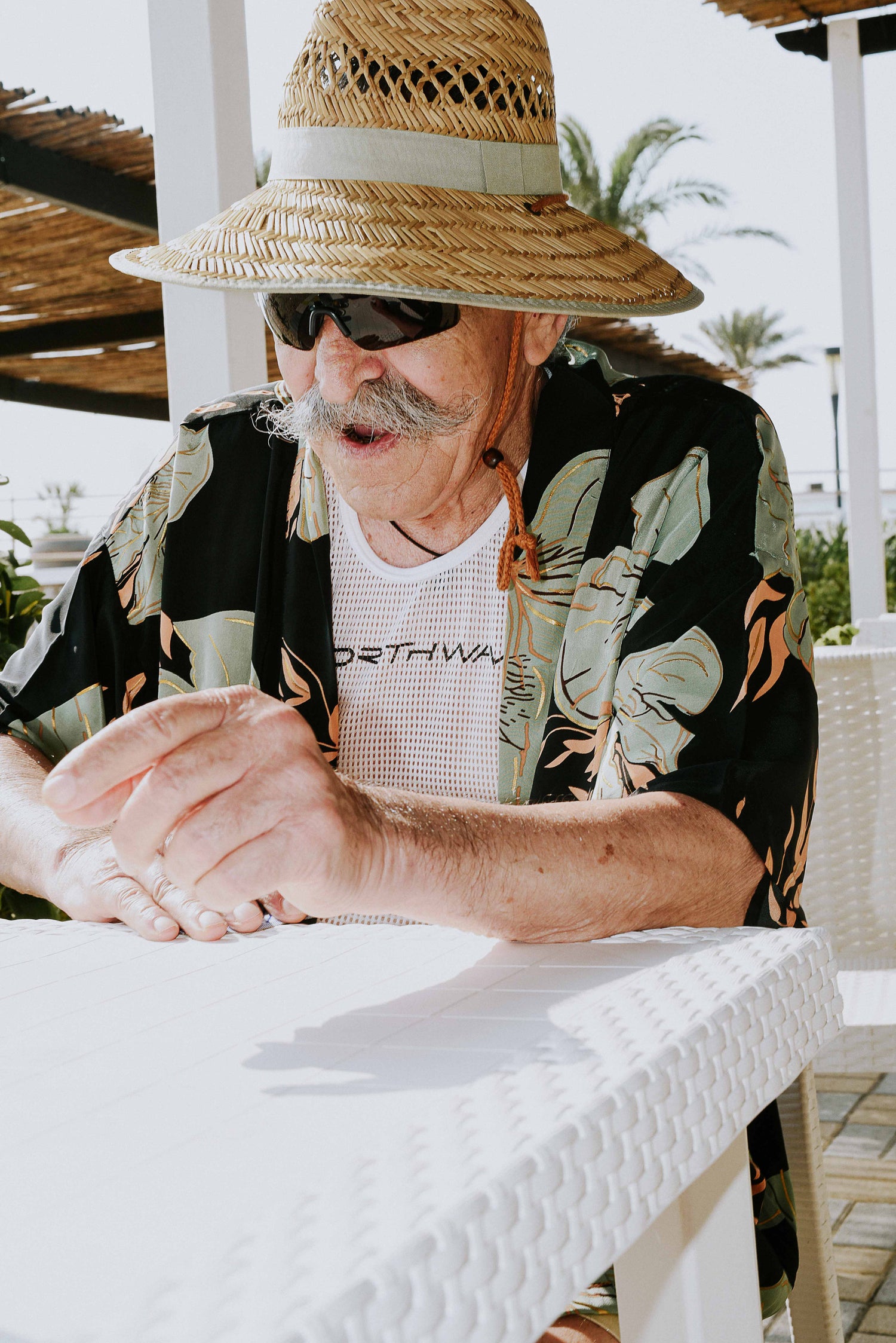 kimono unisex in seta con stampa hawaiana nero e verde indossato