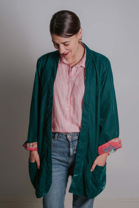 kimono in velluto verde indossato