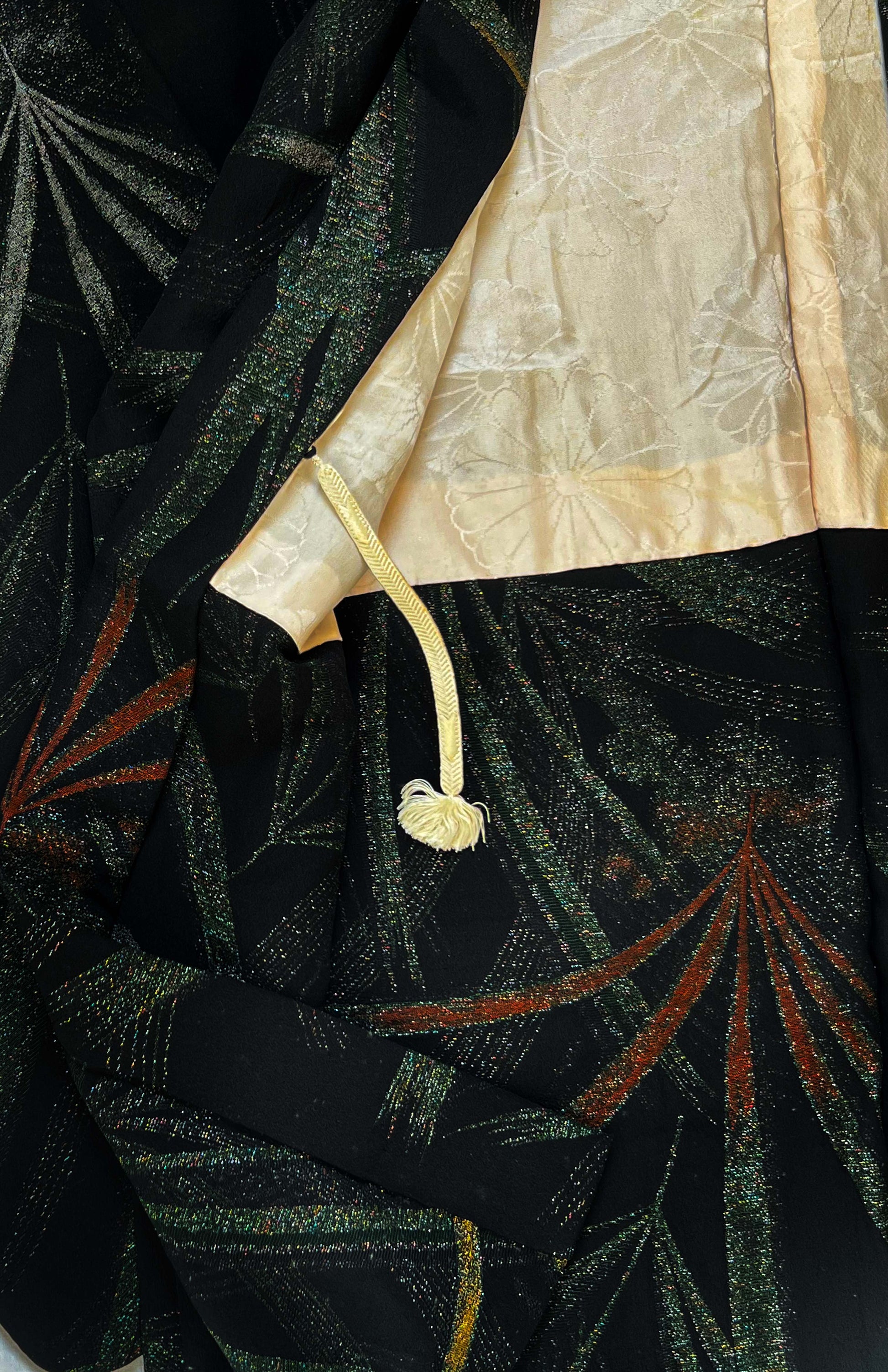 dettaglio tessuto di haori vintage giapponese nero con dettagli laminati