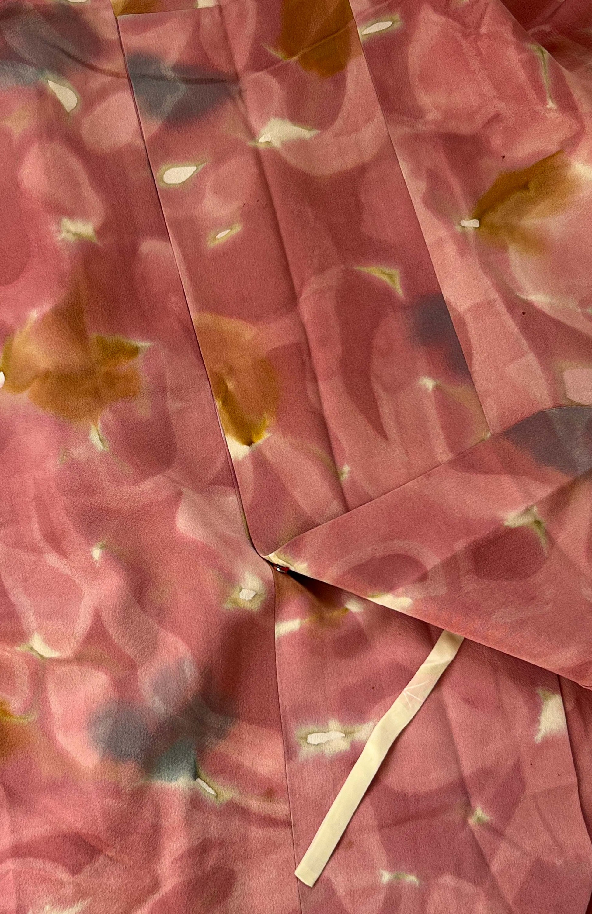 dettaglio tessuto del vestito kimono  vintage michiyuki rosa