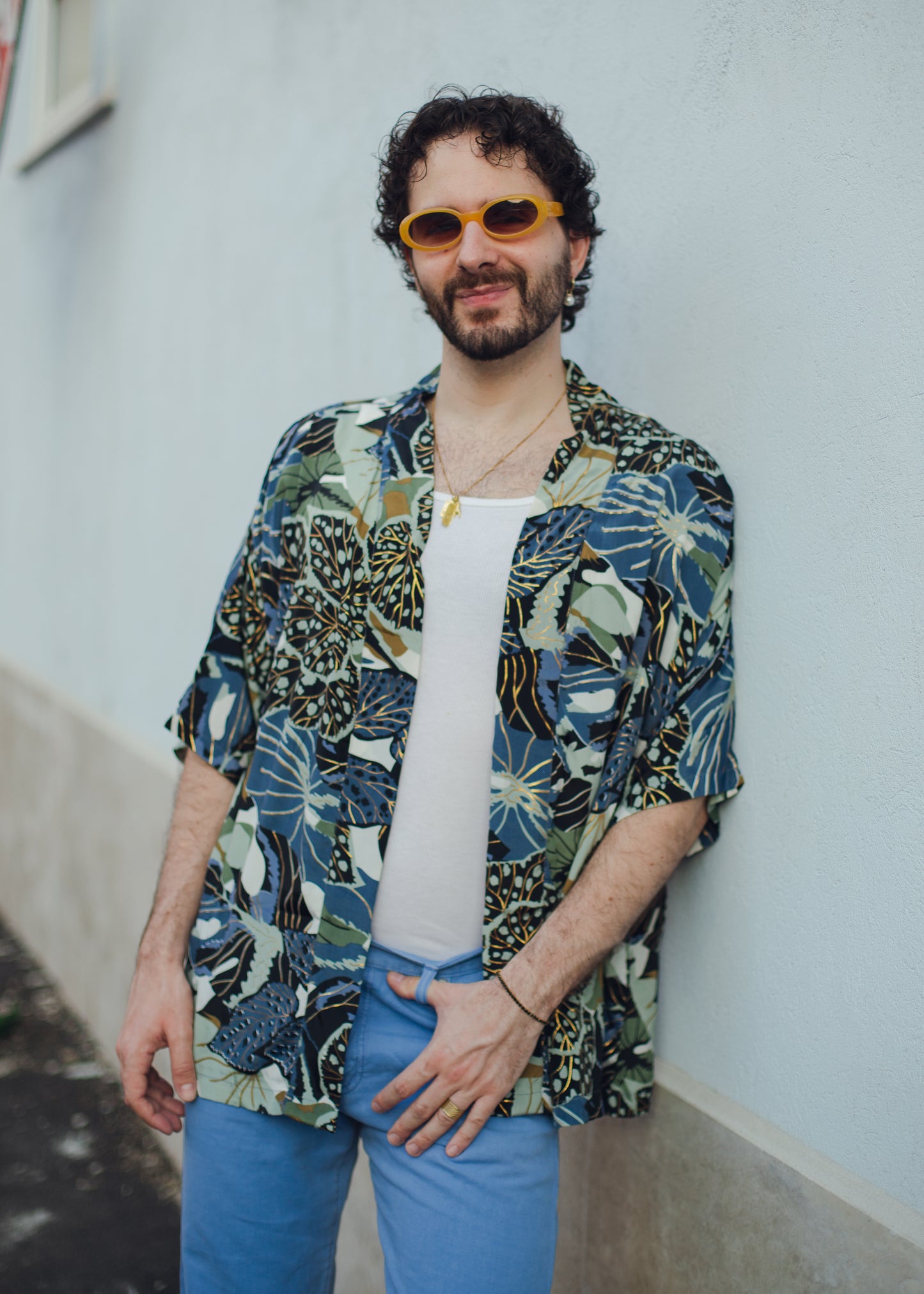 kimono unisex in seta stampata e dettagli oro indossato