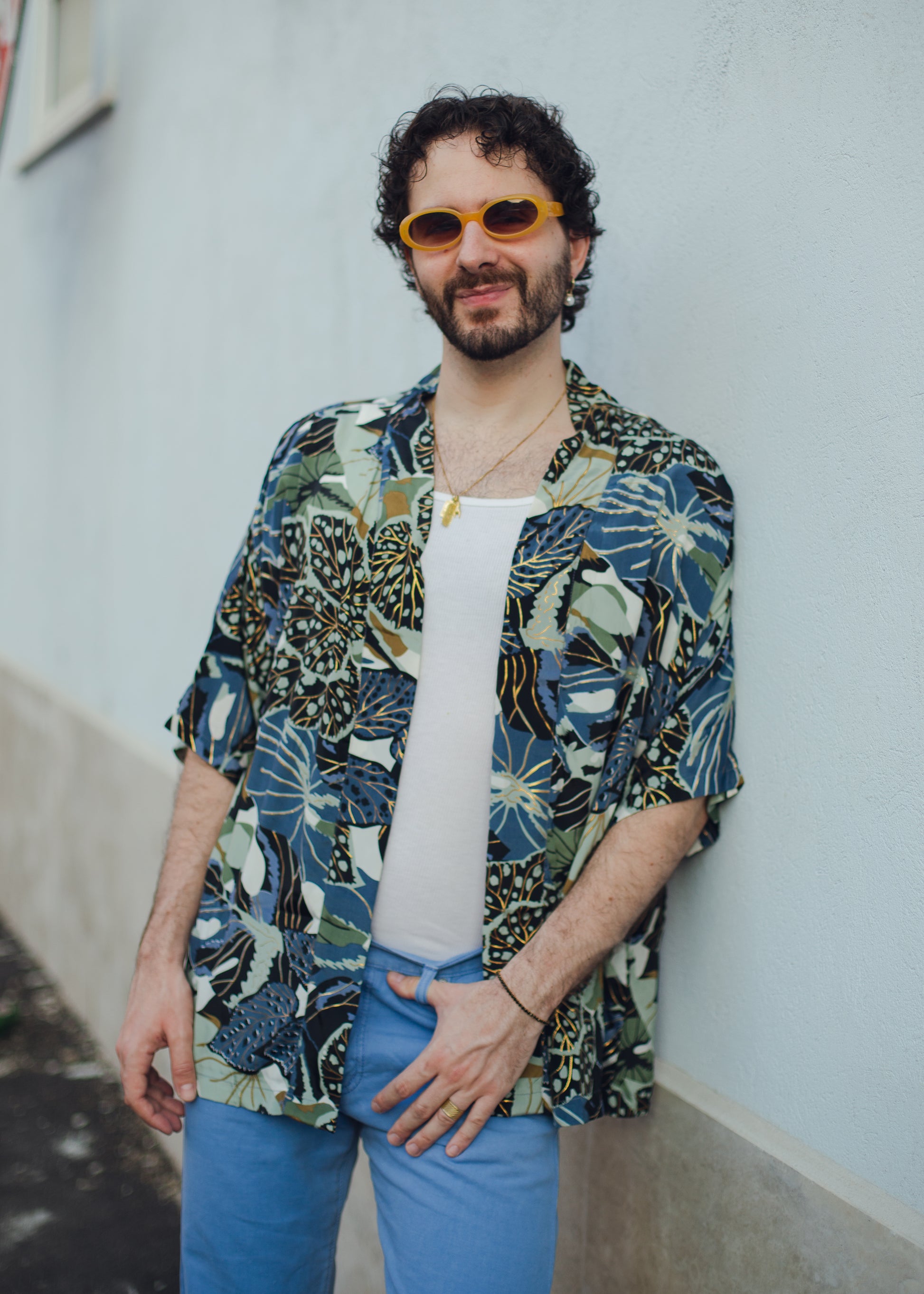 kimono unisex in seta stampata e dettagli oro indossato