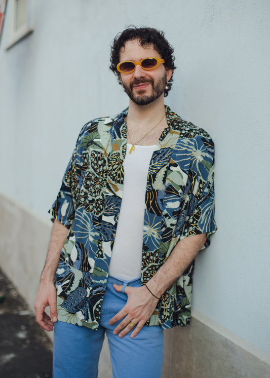 kimono unisex in seta stampata e dettagli oro indossato