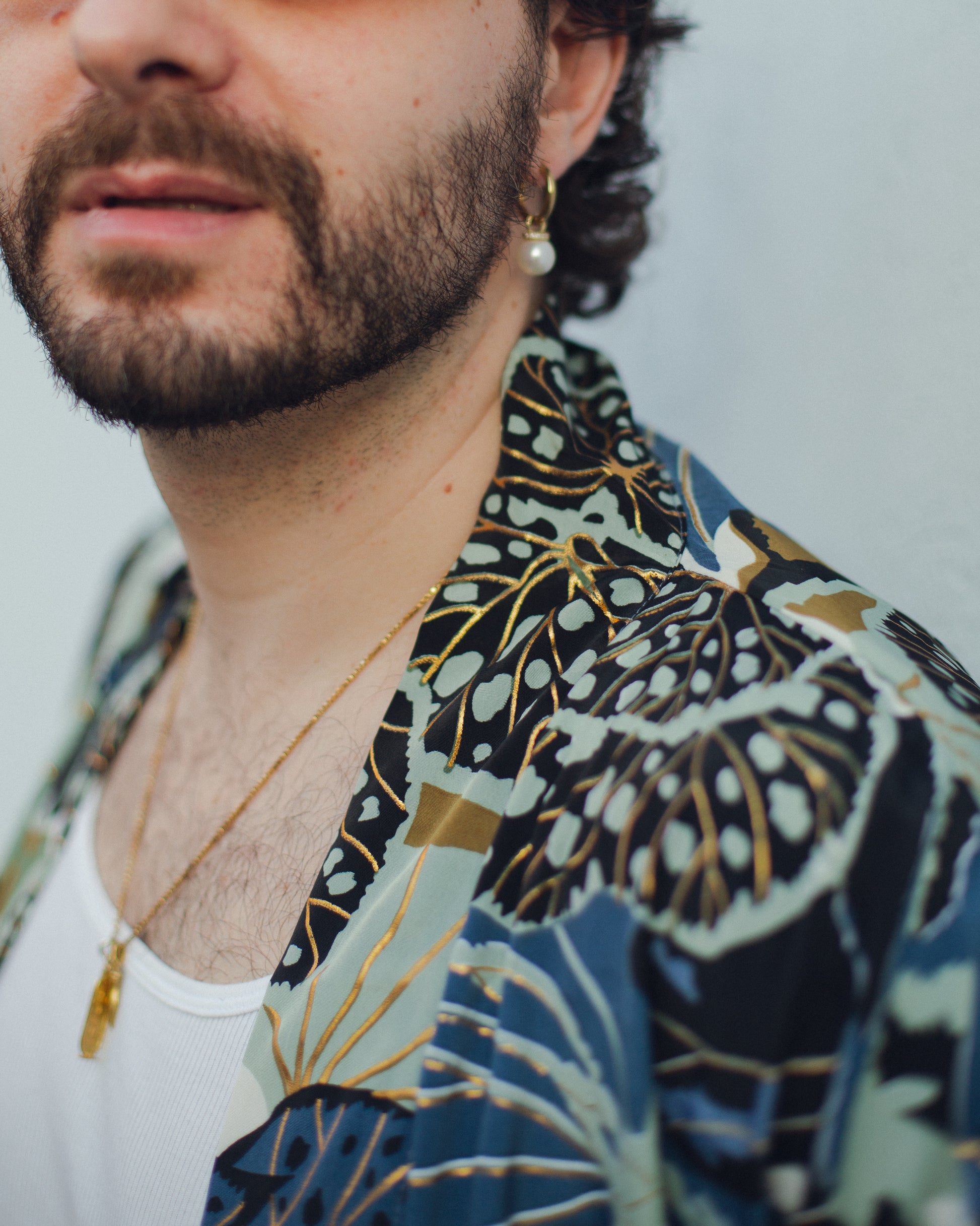 dettaglio kimono unisex in seta stampata e dettagli oro 