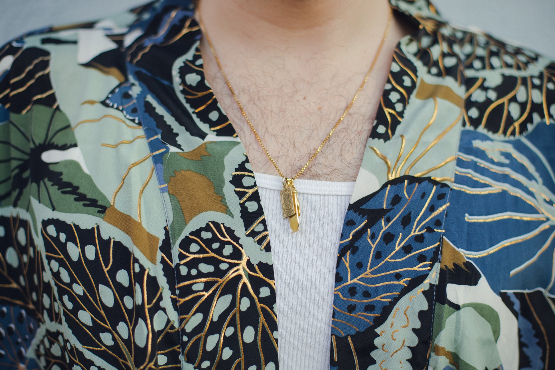 dettaglio tessuto kimono unisex in seta stampata e dettagli oro 