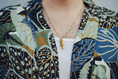 dettaglio tessuto kimono unisex in seta stampata e dettagli oro 